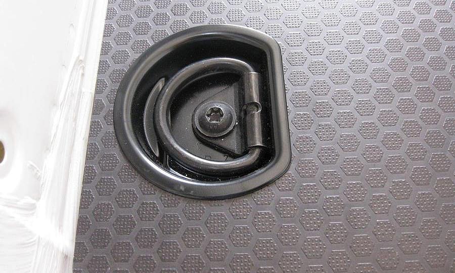 Volkswagen Crafter L3H2: Такелажное кольцо в полу