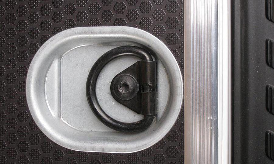 Volkswagen Crafter L3H2: Такелажное кольцо в полу (крупный план)