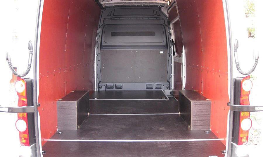 Volkswagen Crafter L3H2: Вид со стороны задних дверей