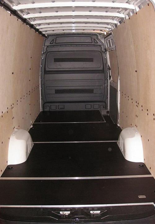 Volkswagen Crafter L3H2: Вид со стороны задних дверей